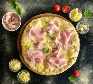 Pizza Quatro formaggi și prosciutto cotto Mega 