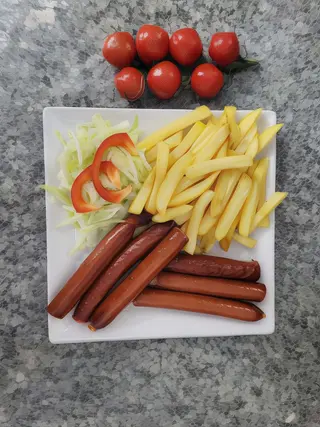 Cartofi prăjiți cu cârnați 