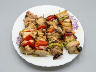 Frigărui de pui cu legume