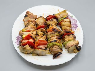 Frigărui de pui cu legume