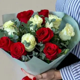 Buchet 11 trandafiri alb roșu 