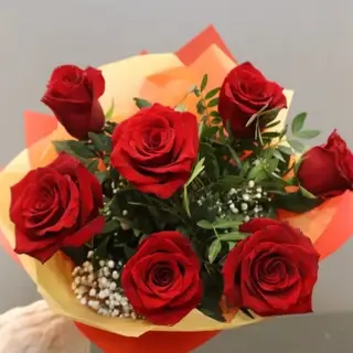 Buchet 7 trandafiri roși clasic