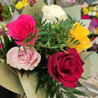 Buchet 5 trandafiri color mixt