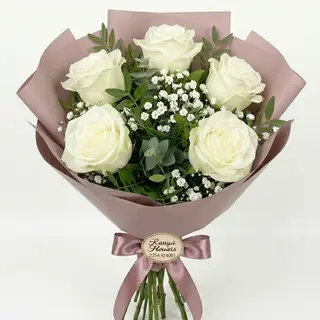 Buchet 5 trandafiri albi ,gipsofila,cico!