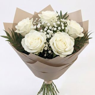 Buchet 5 trandafiri albi ,gipsofila,cico!