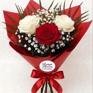 buchet 3 trandafiri albi roșu 