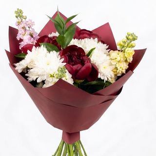 Buchet parfumat bordo, bujori, matiole, crizanteme