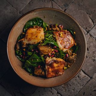 Salată cu vinete coapte si brânză suluguni