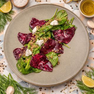 Salată cu sfelcă roșie