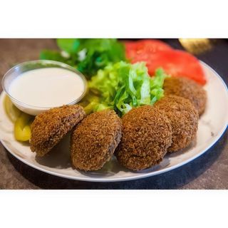 Falafel (de post) la farfurie