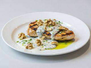 Piept de pui cu gorgonzola si nuci