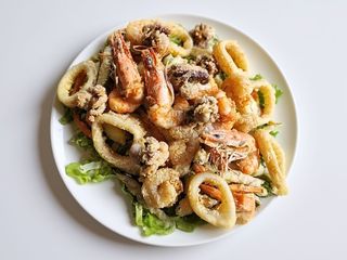 Fritto misto pe pat de salata  800 gr