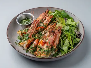 Creveti black tiger cu salata