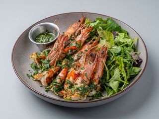 Creveti black tiger cu salata
