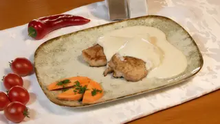 Cotlet de porc cu sos gorgonzola si nuci