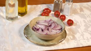 Salata de ceapa rosie