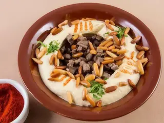 Hommous cu carne si muguri de pin