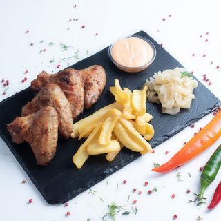 Meniu Maxi aripioare de pui cu sos bbq la gratar