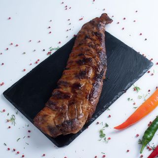 Coaste de porc la gratar maxi cu sos bbq si ceapa rosie