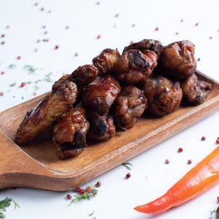 1 kg aripioare cu sos bbq