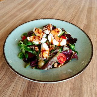 Salată cu ou, telemea și măsline (400 g)