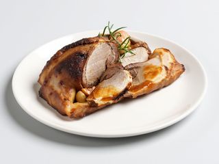 Cotlet de porc la capac gratinat cu feta