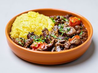 Pastramă de oaie cu mămăligă și murături