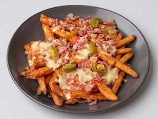 Cartofi prajiti cu cheddar si crispy bacon 200g/100g