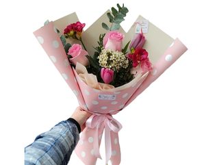 Buchet cu trandafiri roz și flori de primăvară