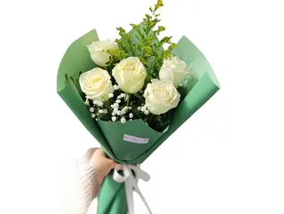 Buchet cu 5 trandafiri albi -Blanca
