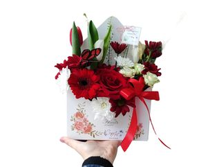 Plic alb cu flori asortate roșii și albe.