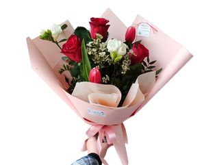 Buchet cu 3 trandafiri roșii și flori de primăvară