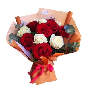 Buchet cu 15 trandafiri albi și roșii