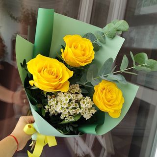 Buchet elegant cu 3 trandafiri galbeni