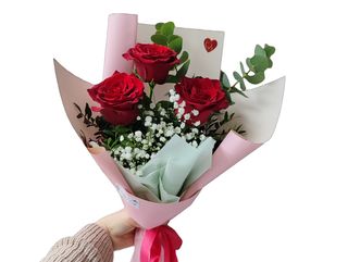 Buchet elegant cu 3 trandafiri roșii