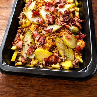 "Loaded fries" cu carne de burger vita black angus