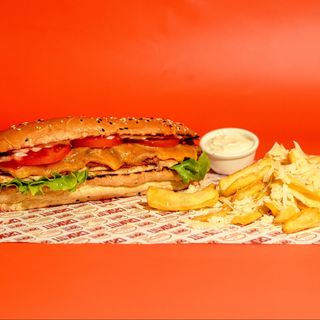 Sandwich cu pui la grill și bacon