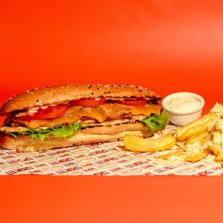 Sandwich cu pui la grill și bacon