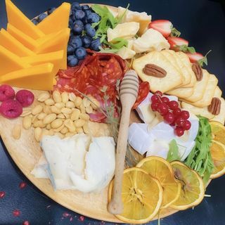 Platou cu branzeturi, nuci coapte, miere de albine si fructe de sezon