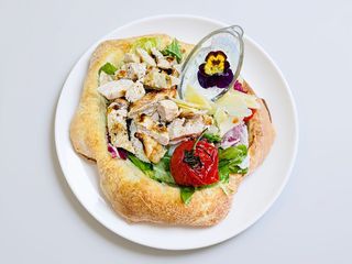 Salata Caesar cu pui in cosulet crocant