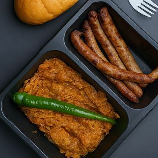 Meniu varza calita cu carnaciori proaspeti la gratar, ardei iute si chifla