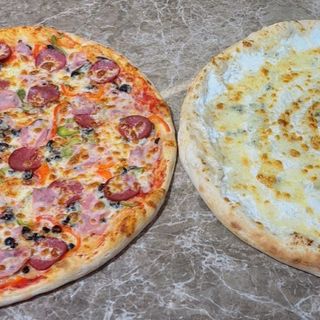 Pizza Ø30 cm + Pizza Ø30 cm (a doua cu reducere de 50%)