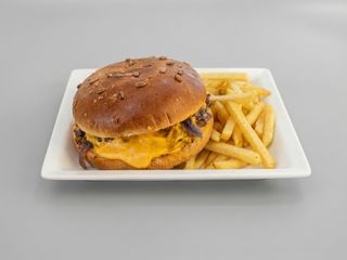 Smashed Burger cu Cartofi Prăjiți