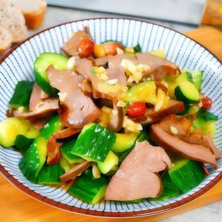 L13. Limbă de porc cu castraveți și sos ușor picant 猪舌头