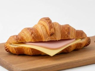 CROISSANT CU ȘUNCĂ DE PUI