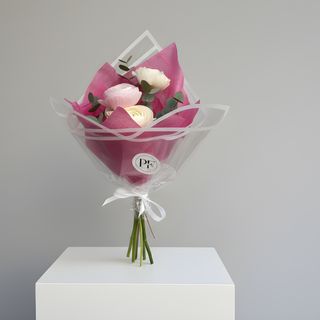 Buchet Delicat cu Ranunculus si Eucalipt