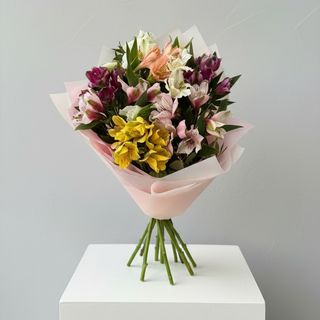 Buchet Colorat cu 9 Alstroemeria