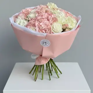 Buchet cu hortensii și trandafiri în tonuri pastel