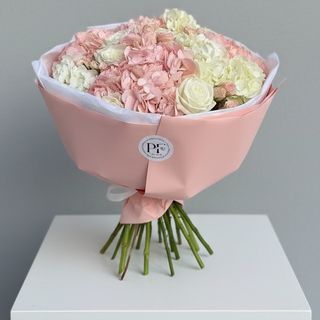 Buchet cu hortensii și trandafiri în tonuri pastel