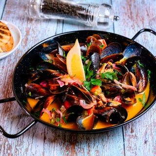 Midii în cochilie în sos de vin